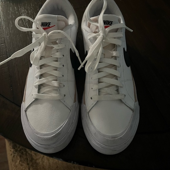 Nike White and Black Low-Top Sneakers - Picture 2 of 4